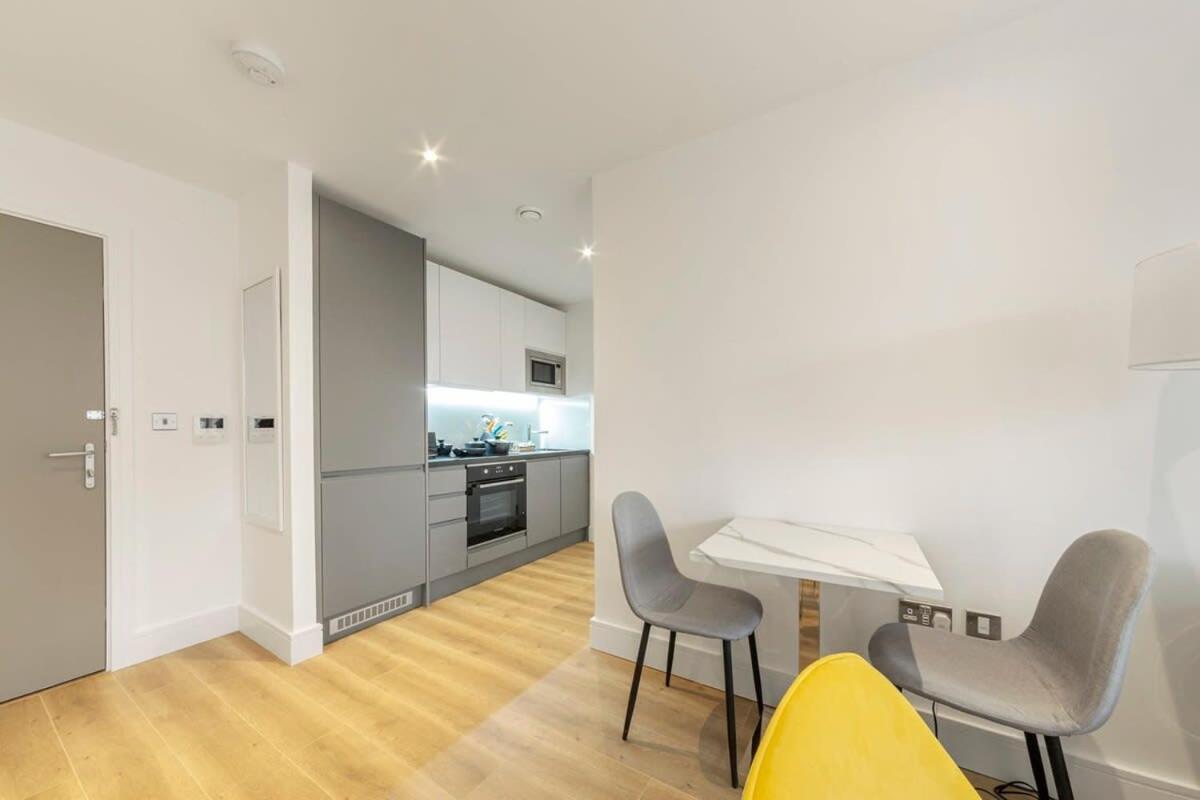 Modern And Stylish 1 Bed Apartment In Ист-Гринстед Экстерьер фото